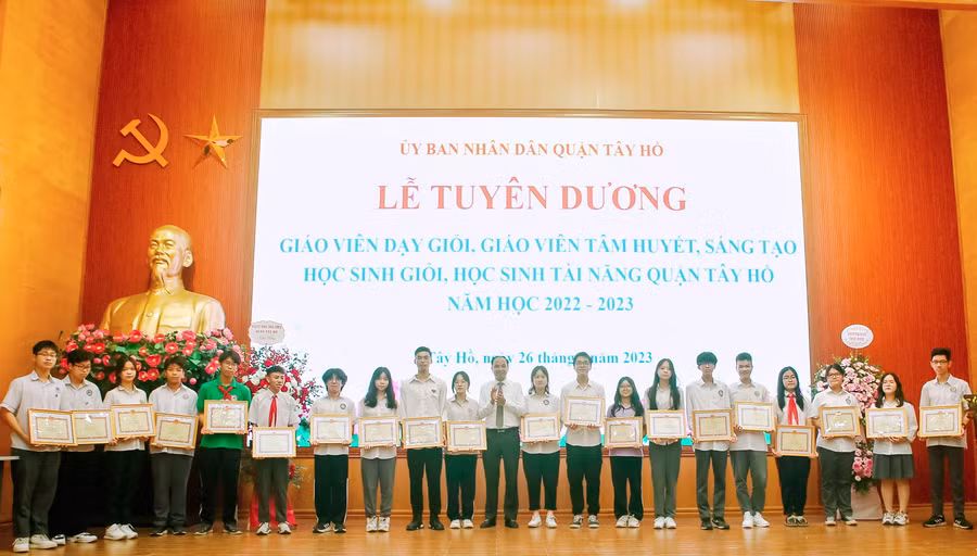 Ông Nguyễn Đình Khuyến - Chủ tịch UBND quận Tây Hồ trao giấy khen cho học sinh có thành tích xuất sắc trong năm học 2022 - 2023.