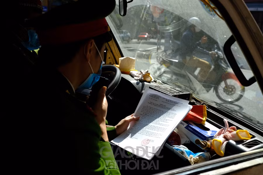 Lực lượng chức năng thường xuyên đọc thông báo để người dân, các hộ kinh doanh nghiêm túc thực hiện.