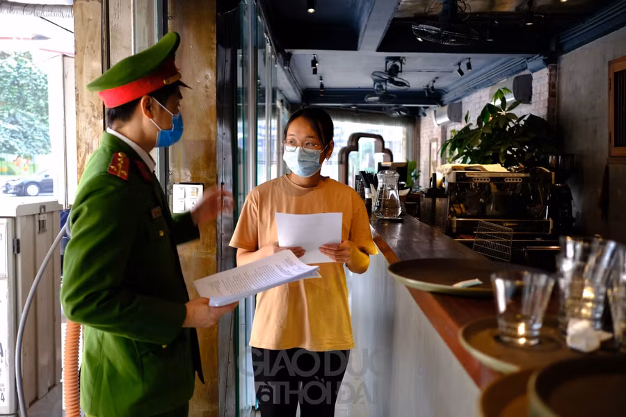 Nhiều hộ kinh doanh ở Hà Nội chủ động "chỉ bán mang về" ảnh 6
