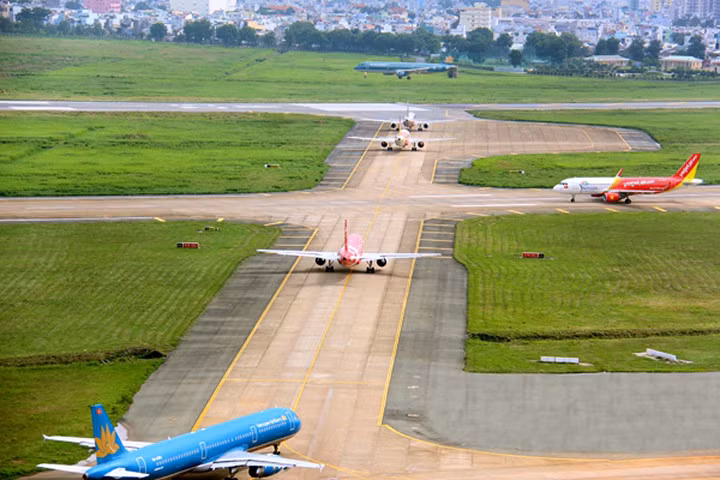Hàng chục chuyến bay cất cánh mỗi ngày nối hai đầu đất nước - Ảnh: Hoài Thu