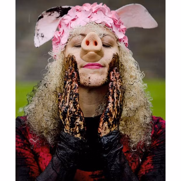 Những hình ảnh ấn tượng trong tuần ảnh 1 A woman disguised as muppet character Miss Piggy takes a mud bath in front of the House of Representatives in The Hague during a protest with Dutch environmental organization Milieudefensie against the expansion of livestock farming