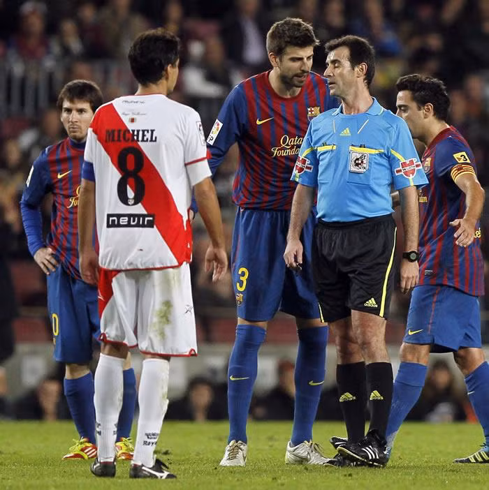 Trung vệ Gerard Pique trắng án vụ "chiếc thẻ ma"