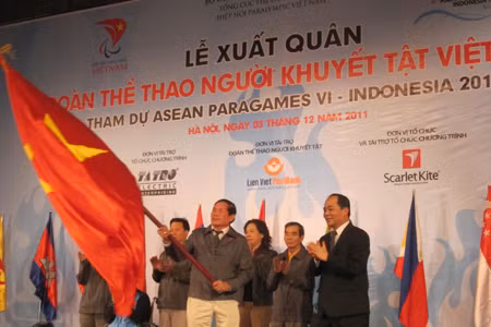 Thứ trưởng Lê Khánh Hải trao cờ tổ quốc cho trưởng đoàn thể thao người khuyết tật Việt Nam tham dự Paragames 6 2.jpg