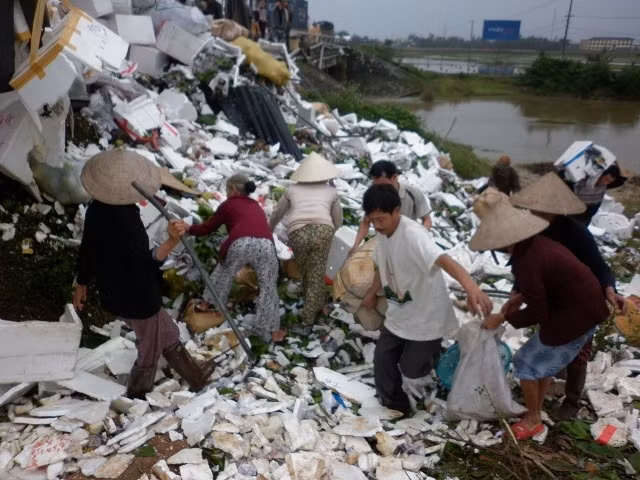 Lật xe, người dân tranh nhau "hôi của"