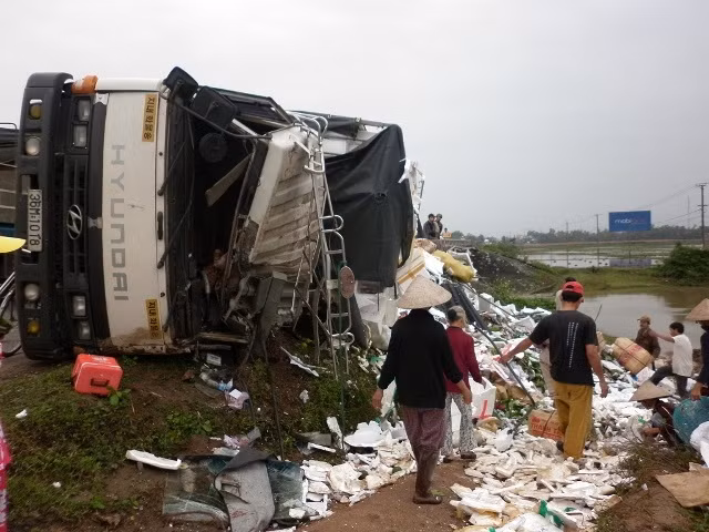 Lật xe, người dân tranh nhau "hôi của" ảnh 2 …. Và lập úp xuống mép đường