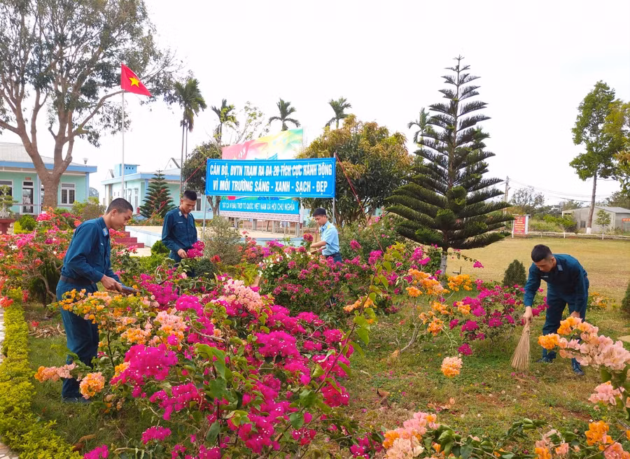 Chiến sĩ – ĐVTN Trạm Ra đa 20 chăm sóc vườn hoa sau những giờ huấn luyện sẵn sàng chiến đấu