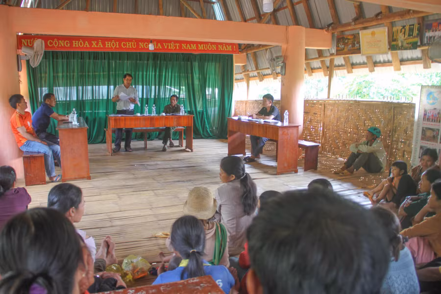 Chính quyền địa phương tuyên truyền vận động người dân thay đổi nếp nghĩ, cách làm và áp dụng khoa học kĩ thuật vào sản xuất.