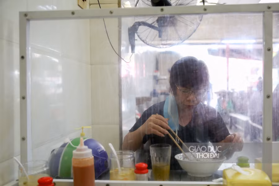 Nhiều khách hàng tỏ ra yên tâm hơn khi đến quán.