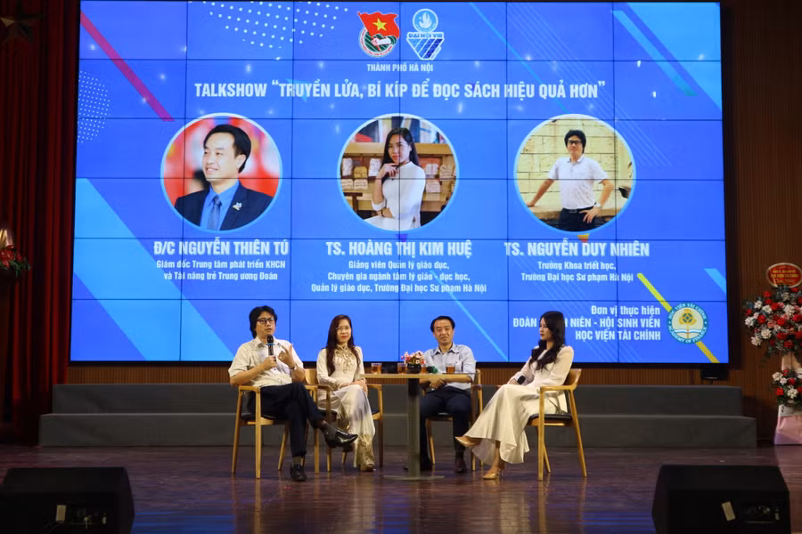 Các diễn giả và sinh viên tham gia Talkshow “Truyền lửa, bí kíp để học sách hiệu quả hơn".