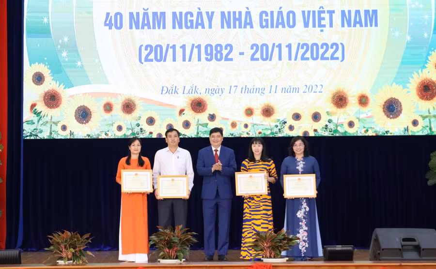 Ông Phạm Đăng Khoa trao Bằng khen của Bộ GD&amp;ĐT tặng các tập thể xuất sắc trong năm học 2021-2022.