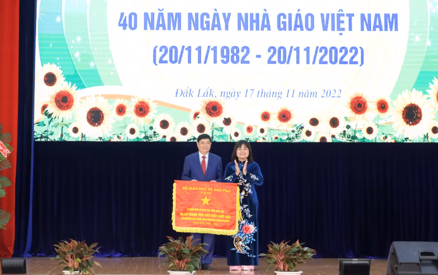 Bà H' Yim Kđoh - Phó Chủ tịch UBND tỉnh trao Cờ của Bộ GD&amp;ĐT tặng đơn vị dẫn đầu thi đua đối với Sở GD&amp;ĐT Đắk Lắk.