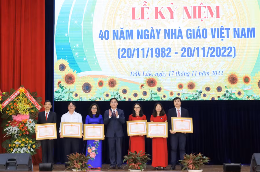 Ông Nguyễn Đình Trung - Ủy viên Trung ương Đảng, Bí thư Tỉnh ủy trao Bằng khen của Thủ tướng Chính phủ cho 6 cá nhân xuất sắc thuộc ngành GD&amp;ĐT Đắk Lắk.
