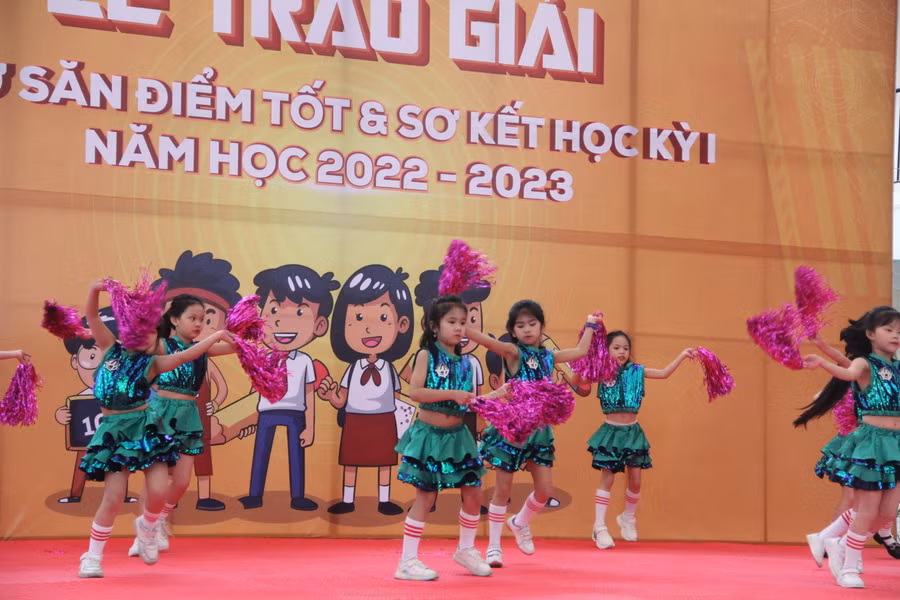 Các tiết mục sôi động do học sinh khối Tiểu học biểu diễn mở màn cho chương trình.