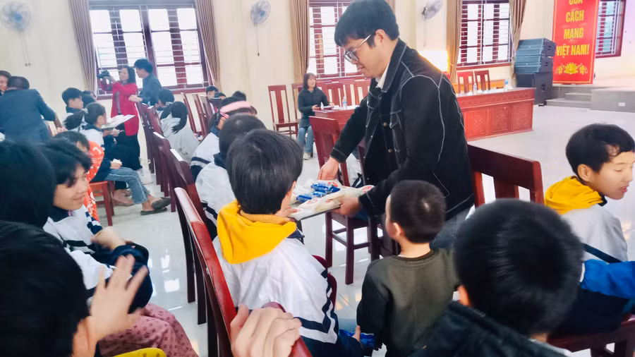 Ông Nguyễn Văn Dũng, Trưởng đại diện báo GD&amp;TĐ khu vực MTTN và...