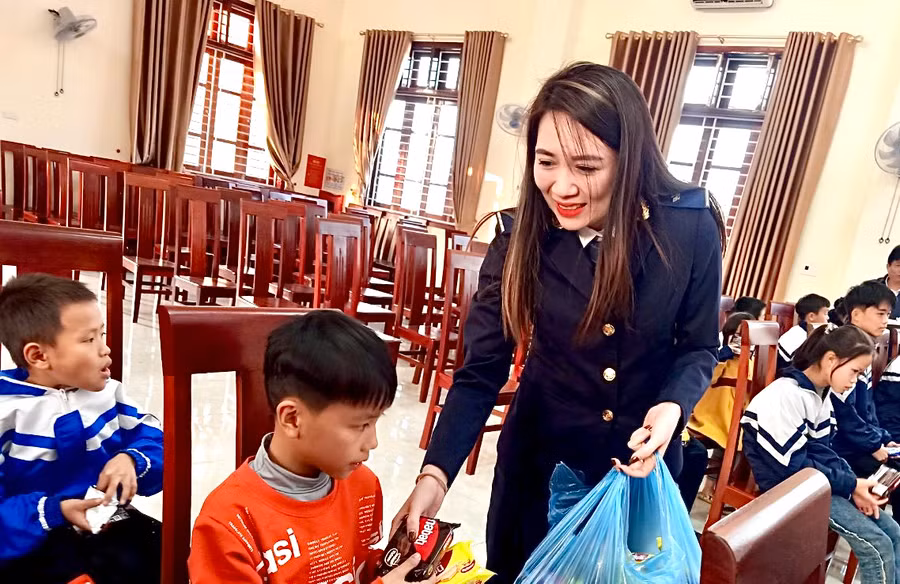... Bí thư Đoàn cơ sở Cục Hải quan Hà Tĩnh tặng quà cho các em tại Làng trẻ em mồ côi.