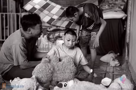 Vo cu cua anh Nghi nuoi 2 con bai nao: 