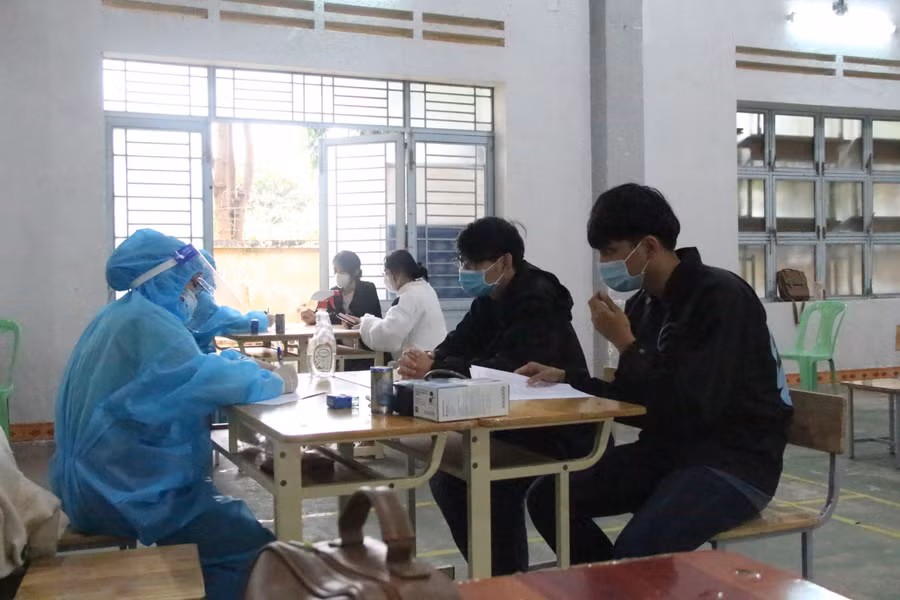 Trước đó, UBND tỉnh Kon Tum đã ban hành kế hoạch triển khai chiến dịch tiêm vắc xin phòng Covid-19 cho toàn bộ trẻ từ 12 - 17 tuổi trên toàn tỉnh với gần 66.000 trẻ. Trong đó học sinh đang theo học do Sở GD&amp;ĐT quản lý là hơn 47.000 em. Dự kiến thời gian thực hiện từ tháng 11/2021 – 1/2022. Tỉnh Kon Tum ưu tiên tiêm trước cho lứa tuổi 16 - 17 tuổi và hạ dần độ tuổi theo tiến độ cung ứng vắc xin và tình hình dịch bệnh.