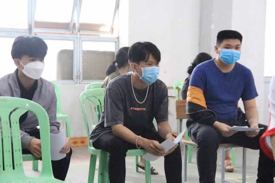 Trước khi triển khai tiêm vắc xin, các trường đã chuẩn bị sẵn sàng về cơ sở vật chất, trang thiết bị hỗ trợ lực lượng y tế quá trình tiêm. Bên cạnh đó, bố trí và sắp xếp khu vực giãn cách để đảm bảo an toàn.
