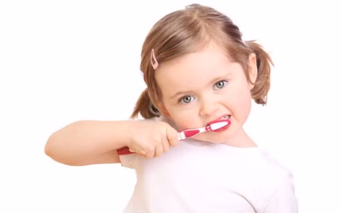 Đánh răng thường xuyên là cách cơ bản nhất để phòng ngừa viêm lợi ở trẻ
