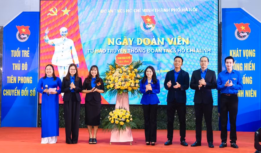 Nhân kỷ niệm 92 năm Ngày thành lập Đoàn Thanh niên cộng sản Hồ Chí Minh, lãnh đạo huyện Thanh Oai tặng hoa chúc mừng Thành đoàn Hà Nội.