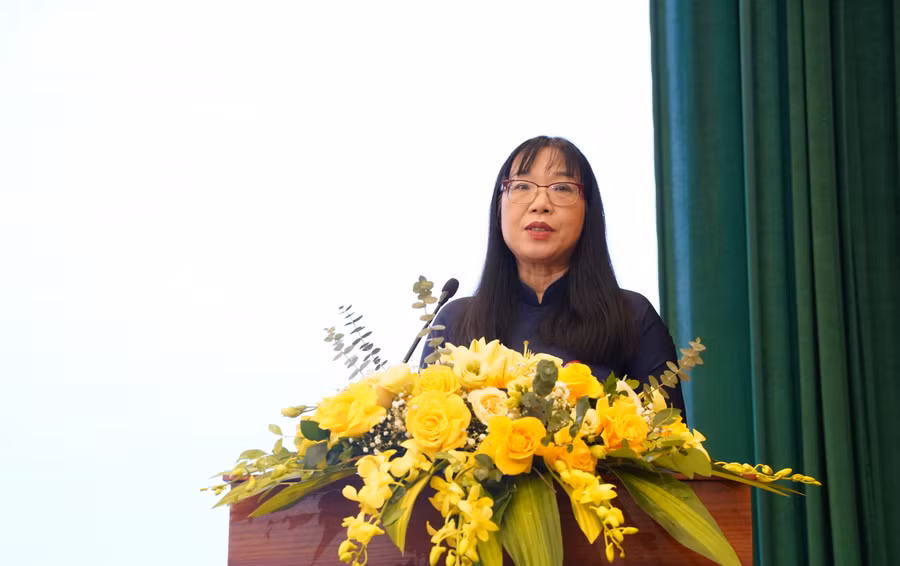 PGS.TS Vũ Thị Lan Anh - Phó hiệu trưởng Trường ĐH Luật Hà Nội trình bày Báo cáo tóm tắt quá trình xây dựng và nội dung Chuẩn chương trình đào tạo khối ngành pháp luật trình độ đại học.