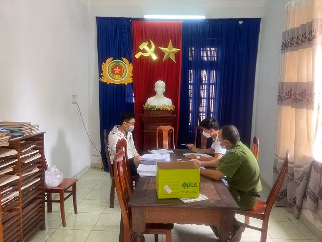 Đối tượng G.V.Q. (ngoài cùng bên trái) tại cơ quan công an.
