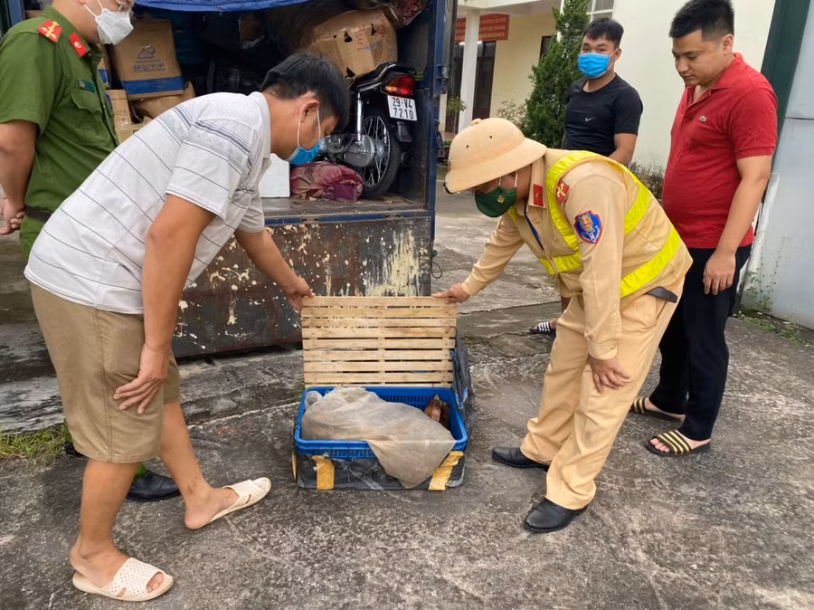 Lực lượng chức năng kiểm tra tang vật của vụ việc. Ảnh: Công an Quảng Ninh.