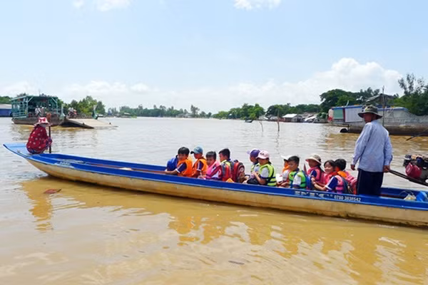 Do địa hình sông nước, kênh rạch, đi lại không thuận lợi nên ĐBSCL còn là khu vực có số điểm trường nhiều nhất cả nước và là khu vực duy nhất có điểm trường ở cấp THPT. Ảnh/internet Do địa hình sông nước, kênh rạch, đi lại không thuận lợi nên ĐBSCL còn là khu vực có số điểm trường nhiều nhất cả nước và là khu vực duy nhất có điểm trường ở cấp THPT. Ảnh/internet