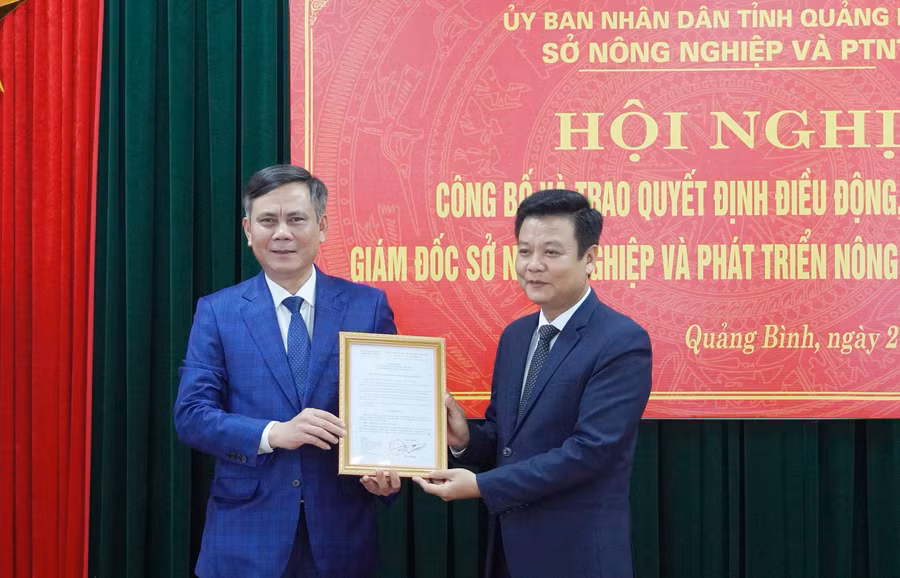 Trao quyết định điều động ông Trần Quốc Tuấn, Bí thư Huyện ủy Quảng Ninh giữ chức vụ Giám đốc Sở NN&PTNT. Trao quyết định điều động ông Trần Quốc Tuấn, Bí thư Huyện ủy Quảng Ninh giữ chức vụ Giám đốc Sở NN&PTNT.