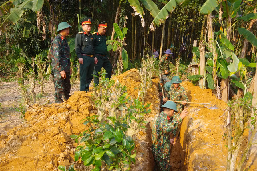Đội 584, Phòng Chính trị, Bộ CHQS tỉnh Quảng Trị tiến hành quy tập hài cốt liệt sĩ tại thôn Trường Phước, xã Hải Lâm, huyện Hải Lăng. Ảnh: Xuân Diện
