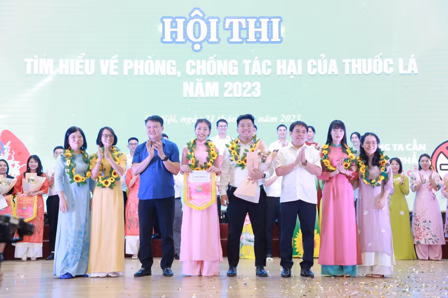 Ban tổ chức trao giải cho các đội tham gia Hội thi. Ban tổ chức trao giải cho các đội tham gia Hội thi.