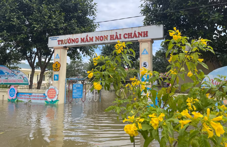 Theo Phòng GD&ĐT huyện Hải Lăng, ngày 16/11, địa bàn có khoảng 10.300 học sinh các cấp, ở 35 điểm trường phải nghỉ học. Theo Phòng GD&ĐT huyện Hải Lăng, ngày 16/11, địa bàn có khoảng 10.300 học sinh các cấp, ở 35 điểm trường phải nghỉ học.