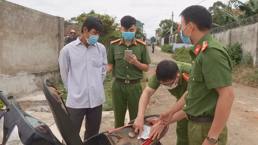 Lực lượng Công an bắt giữ, khám xét xe của bắt giữ ông Đỗ Văn Ý.