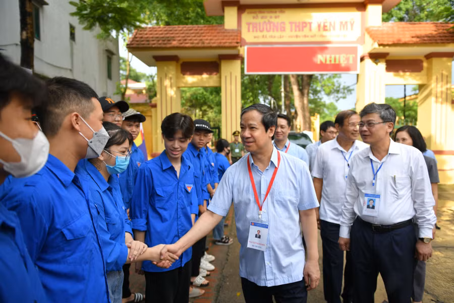Bộ trưởng Bộ GD&amp;ĐT Nguyễn Kim Sơn kiểm tra công tác coi thi tại tỉnh Hưng Yên.