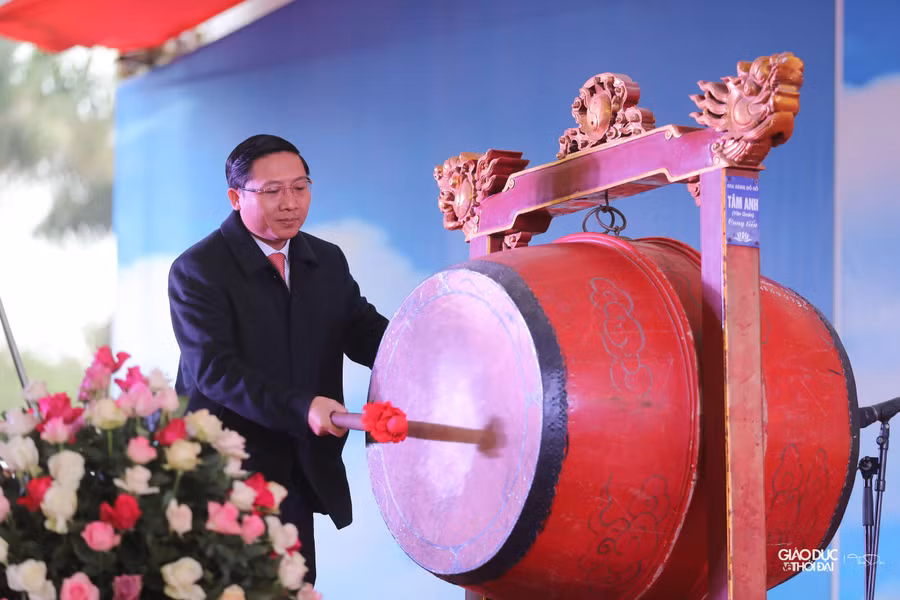 Bí thư Huyện ủy Mê Linh Nguyễn Thanh Liêm đánh trống khai hội.