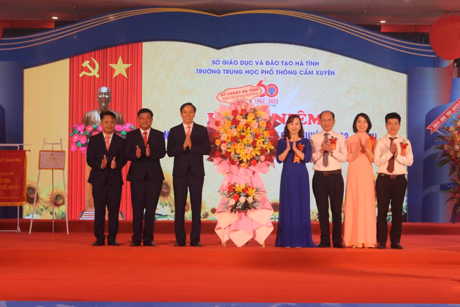 Sở GD&ĐT Hà Tĩnh tặng hoa chúc mừng trường THPT Cẩm Xuyên nhân dịp Kỷ niệm 60 năm ngày thành lập trường. Sở GD&ĐT Hà Tĩnh tặng hoa chúc mừng trường THPT Cẩm Xuyên nhân dịp Kỷ niệm 60 năm ngày thành lập trường.
