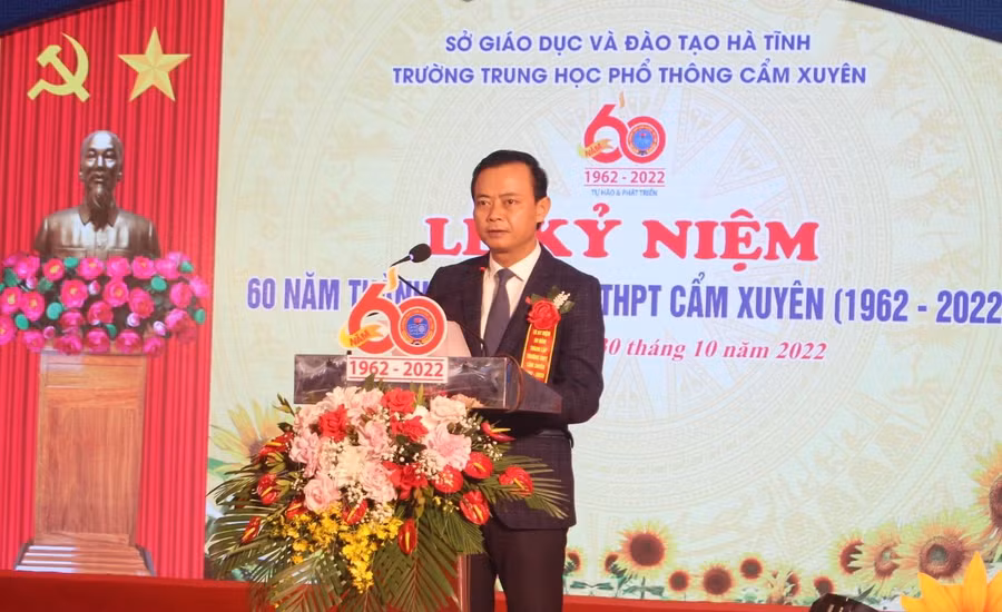 Ông Hà Văn Hùng, Trưởng ban Tuyên giáo Tỉnh ủy Hà Tĩnh ghi nhận những thành tựu và đóng góp của trường THPT Cẩm Xuyên trong sự nghiệp giáo dục Hà Tĩnh. Ông Hà Văn Hùng, Trưởng ban Tuyên giáo Tỉnh ủy Hà Tĩnh ghi nhận những thành tựu và đóng góp của trường THPT Cẩm Xuyên trong sự nghiệp giáo dục Hà Tĩnh.
