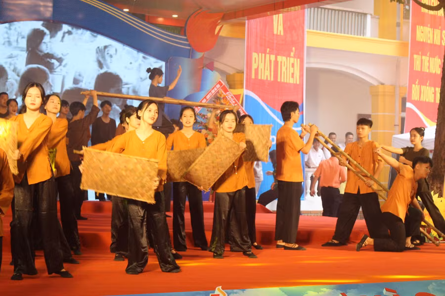 Những năm đầu tiên, trường lớp chỉ là những mái tranh đơn sơ, thiết bị dạy học nghèo nàn, thiếu thốn, sách giáo khoa ít ỏi… Những năm đầu tiên, trường lớp chỉ là những mái tranh đơn sơ, thiết bị dạy học nghèo nàn, thiếu thốn, sách giáo khoa ít ỏi…