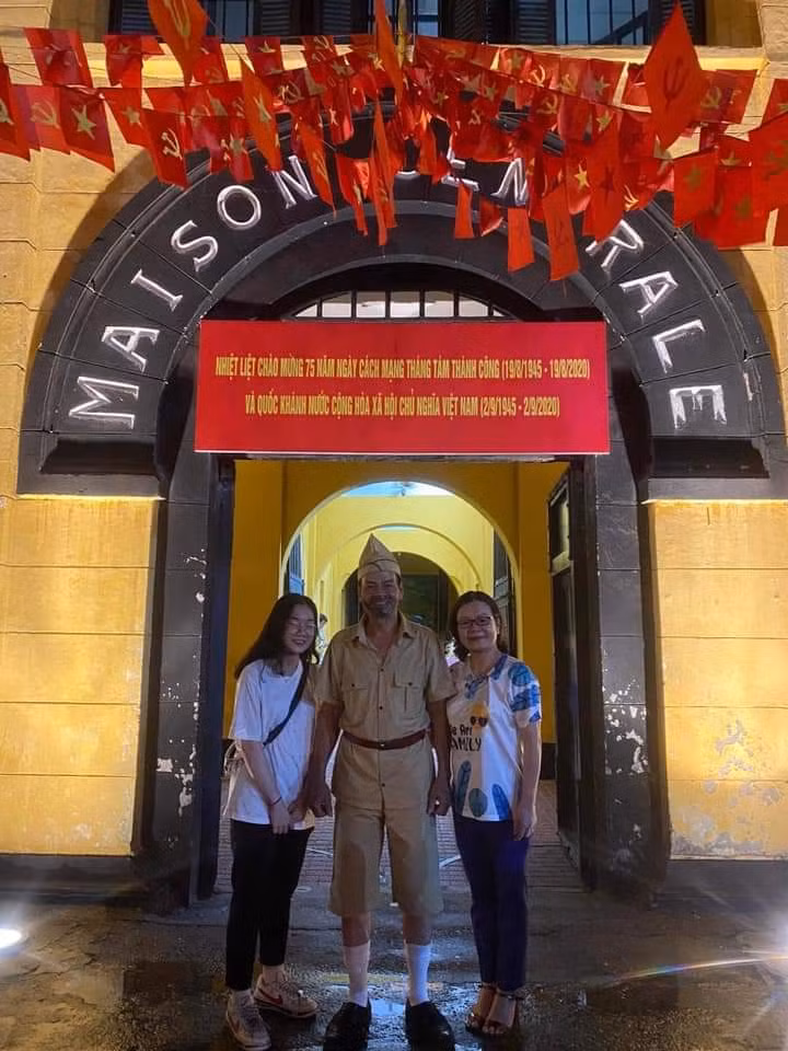 Tour tham quan đêm Nhà tù Hỏa Lò thu hút hàng trăm lượt khách ảnh 1
