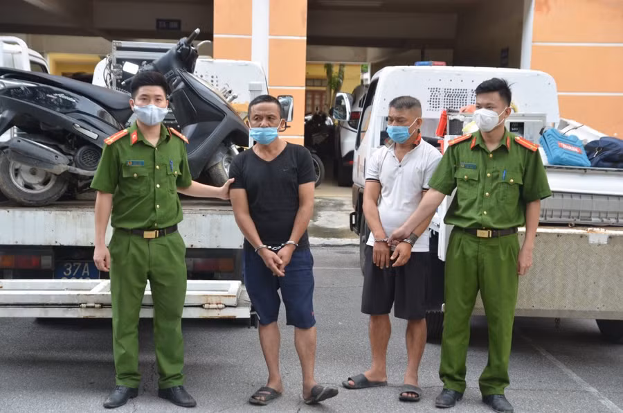 Công an TP. Vinh bắt giữ đối tượng Bùi Quang Cường và Nguyễn Thành Đồng. Ảnh: Công an Nghệ An.