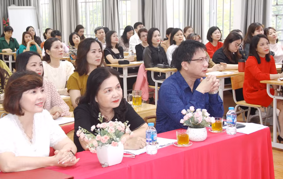 Cán bộ, giáo viên Trường THPT Hoàng Cầu tham dự hội thảo.