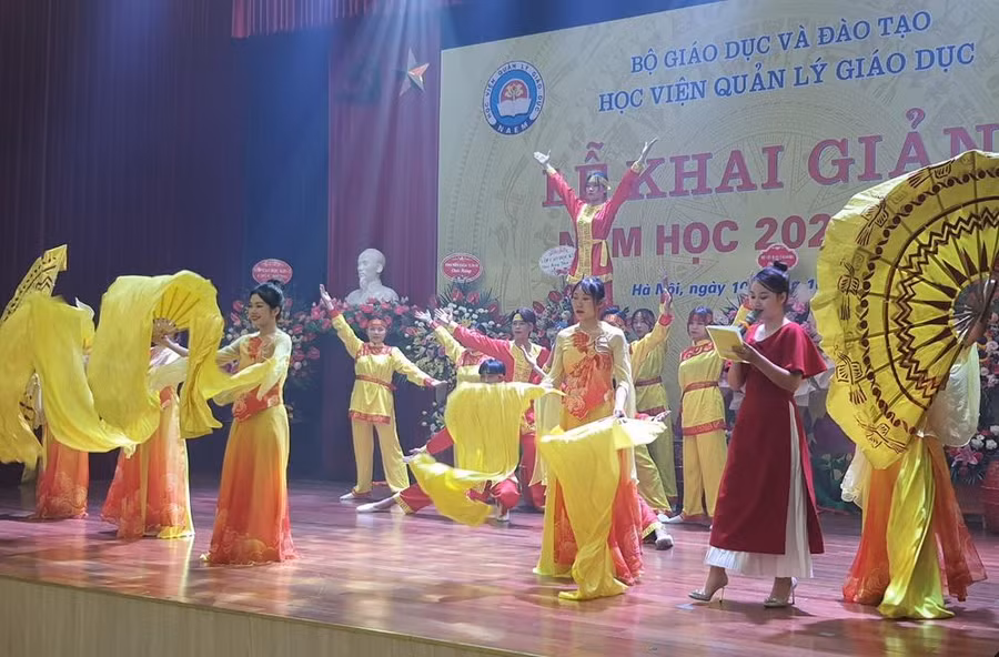 Văn nghệ chào mừng. Văn nghệ chào mừng.