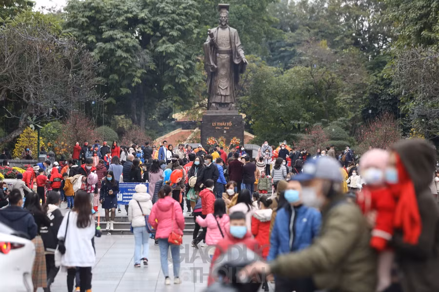 Hồ Hoàn Kiếm đông nghẹt người ngày mùng 1 Tết Nhâm Dần 2022 ảnh 8