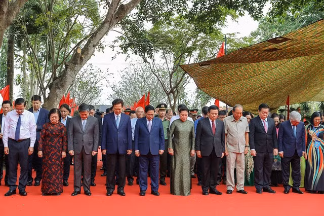 Thủ tướng Phạm Minh Chính cùng các đồng chí lãnh đạo, nguyên lãnh đạo Đảng, Nhà nước và các đại biểu tưởng nhớ công lao to lớn của đồng chí Huỳnh Tấn Phát đối với sự nghiệp đấu tranh giành độc lập, tự do của dân tộc, hòa bình, thống nhất Tổ quốc - Ảnh: VGP/Nhật Bắc Thủ tướng Phạm Minh Chính cùng các đồng chí lãnh đạo, nguyên lãnh đạo Đảng, Nhà nước và các đại biểu tưởng nhớ công lao to lớn của đồng chí Huỳnh Tấn Phát đối với sự nghiệp đấu tranh giành độc lập, tự do của dân tộc, hòa bình, thống nhất Tổ quốc - Ảnh: VGP/Nhật Bắc