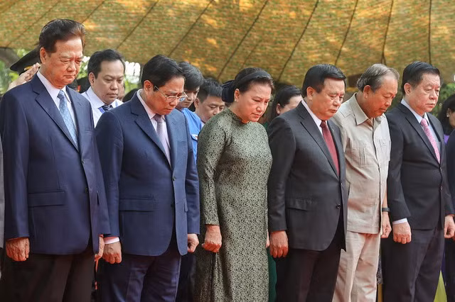 Thủ tướng Phạm Minh Chính cùng các đồng chí lãnh đạo, nguyên lãnh đạo Đảng, Nhà nước và các đại biểu tưởng nhớ đồng chí Huỳnh Tấn Phát - Ảnh: VGP/Nhật Bắc Thủ tướng Phạm Minh Chính cùng các đồng chí lãnh đạo, nguyên lãnh đạo Đảng, Nhà nước và các đại biểu tưởng nhớ đồng chí Huỳnh Tấn Phát - Ảnh: VGP/Nhật Bắc
