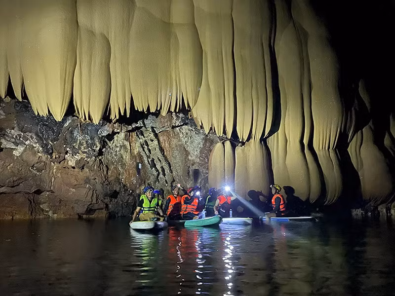 Hang động này có chiều dài hơn 1,5km, nơi cao nhất của cửa hang khoảng 30m.