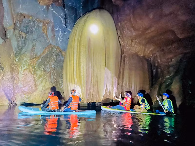 Du khách có thể chèo thuyền trong hang động.