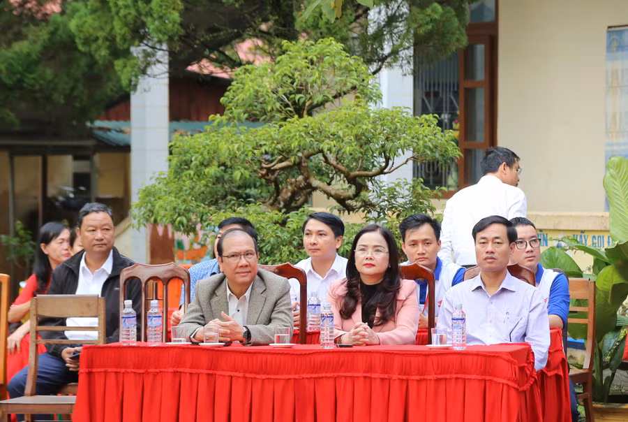 Lãnh đạo Sở GD&ĐT và các đơn vị liên quan tham dự chương trình. Lãnh đạo Sở GD&ĐT và các đơn vị liên quan tham dự chương trình.