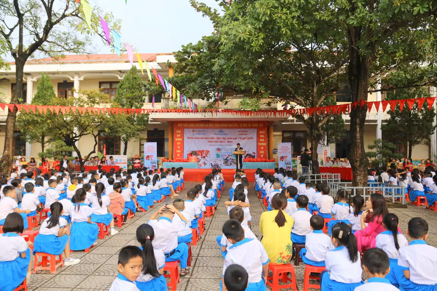 Năm học này sẽ có hơn 13.000 học sinh được tặng mũ bảo hiểm. Năm học này sẽ có hơn 13.000 học sinh được tặng mũ bảo hiểm.