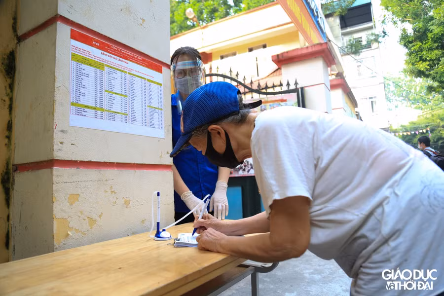 Các mặt hàng đều được ghi rõ ràng trên bảng.